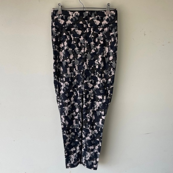 Sweaty Betty Zero Gravity Workout Legging in Green Elephant Camo Print - Picture 6 of 12